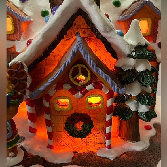 JAIMY’S Christmas Lighted Treehouse, 3 Storey Santa’s Workshop Village XL - Picture 8 of 15